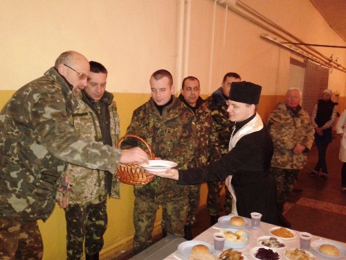 У навечір’я Різдва Христового капелани розділили спільну вечерю разом із військовими.(ФОТО)